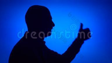 年长者的剪影在蓝色背景上构成拇指。 男`的脸在侧写显示竖起大拇指